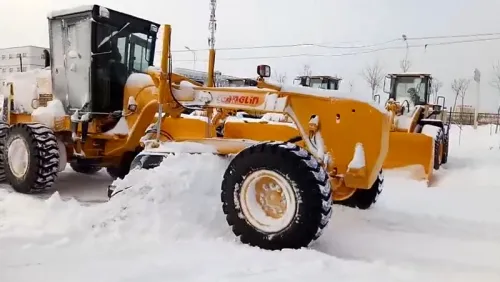 Niveleuse PY180H pour le déneigement