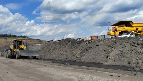 Niveleuse PY320T travaillant dans une mine
