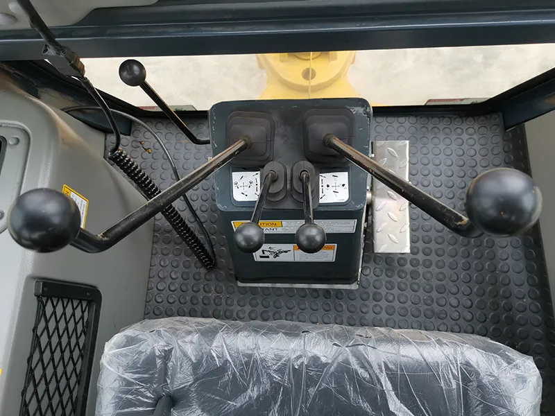 Système de freinage hydraulique humide avec commande à double pédale