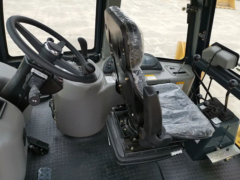 Cabine spacieuse certifiée ROPS/FOPS avec large visibilité