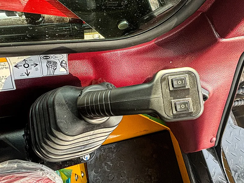 Chargeuse compacte sur pneus 255G